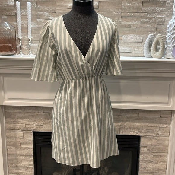 Gianni Bini Dresses & Skirts - Gianni Bini sage and ivory stripped dress size X-small